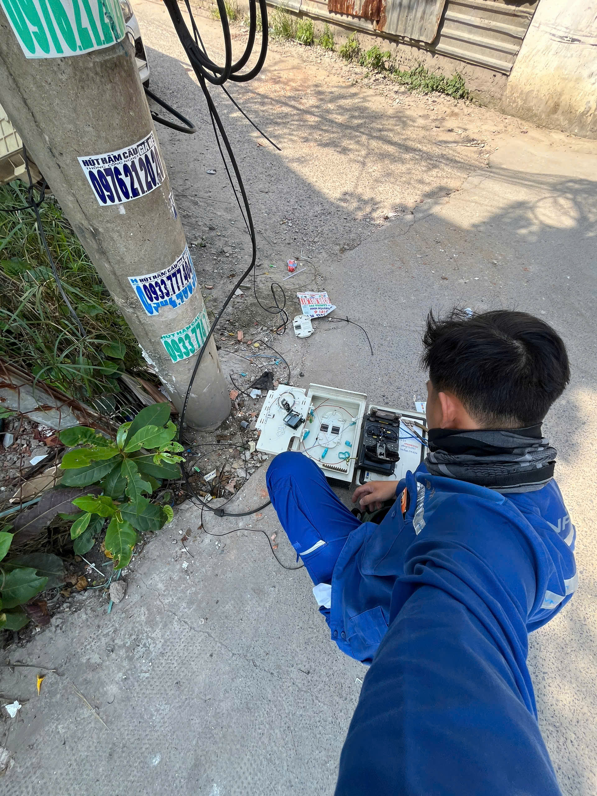 Kỹ thuật viên VNPT kéo cáp và lắp modem.
